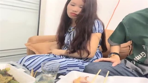 网聊奔现苗条少妇，吃饱喝足爆操内射骚穴